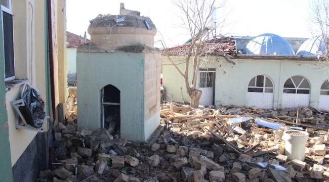 Karaman'da yıldırım düşen caminin minaresi yıkıldı