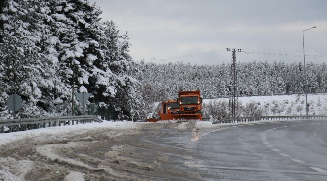 Karayolları ekiplerinin İstanbul-Ankara Otoyolu'nda kar mesaisi