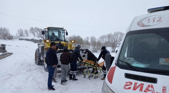Kars'ta hasta bir kişi iş makinesiyle ambulansa yetiştirildi