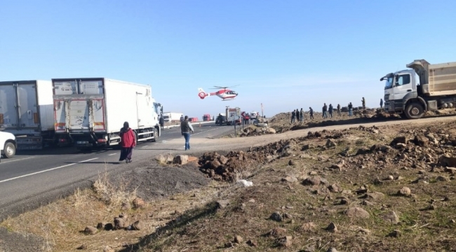 Kazada ağır yaralanan kişiye ambulans helikopterde müdahale