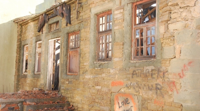 Keşan'daki tarihi binalara defineciler dadandı
