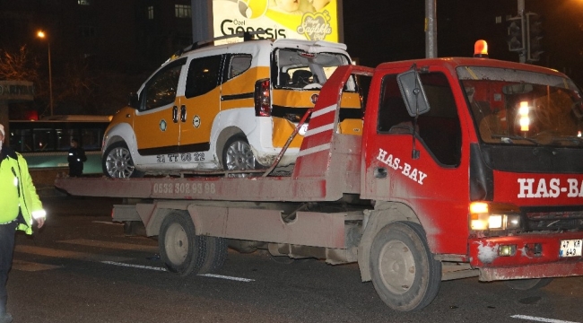 Kısıtlamada taksiciler boş yolda kafa kafaya çarpıştı: 2 yaralı