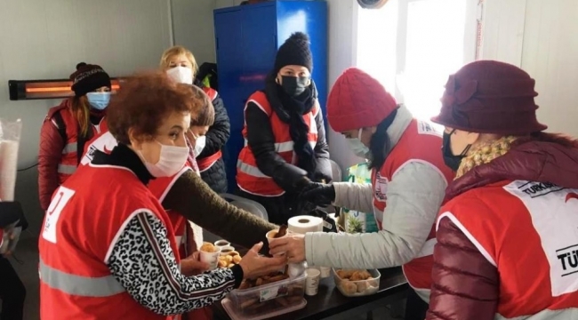 Kızılay'ın gönüllü kadınları görevi başındaki polis ekiplerini unutmadı