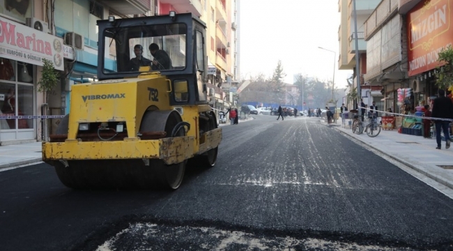 Kızıltepe'de asfalt serim çalışmaları devam ediyor