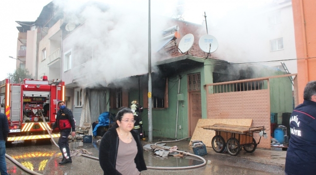 Manisa'da bir evde çıkan yangında 1'i ağır 4 kişi yaralandı
