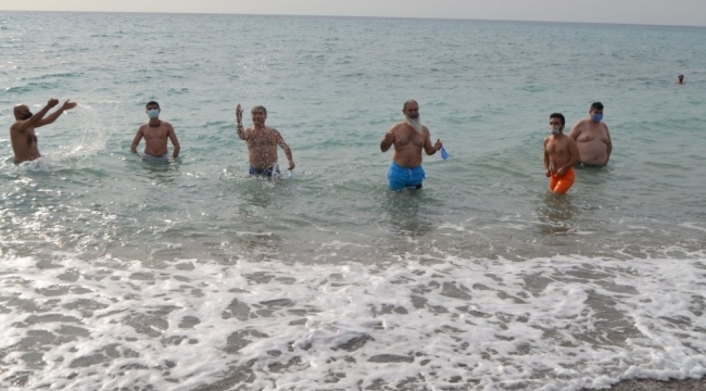 Mersin'de doğasever grup, kış ortasında denize girme etkinliği düzenledi