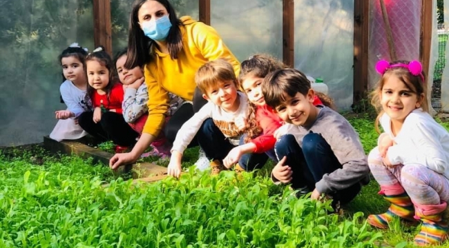 Mezitli'deki çocuklar yetiştirdikleri ürünlerin ilk hasadını yaptı