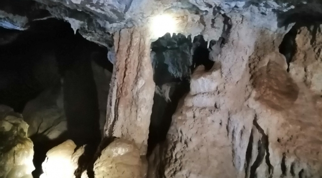 Önce halatlarla tırmandılar sonra sürünerek mağaraya girebildiler