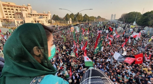 Pakistan'da iktidar partisine yönelik davaların 6 yıldır ertelenmesi protesto edildi