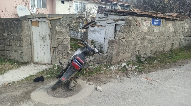 Polisin 'dur' ihtarına uymayan motosiklet sürücüsü duvara çarptı