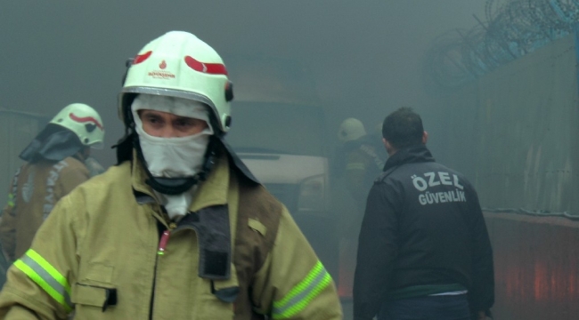 Sancaktepe'de fabrika bahçesinde minibüs alev alev yandı