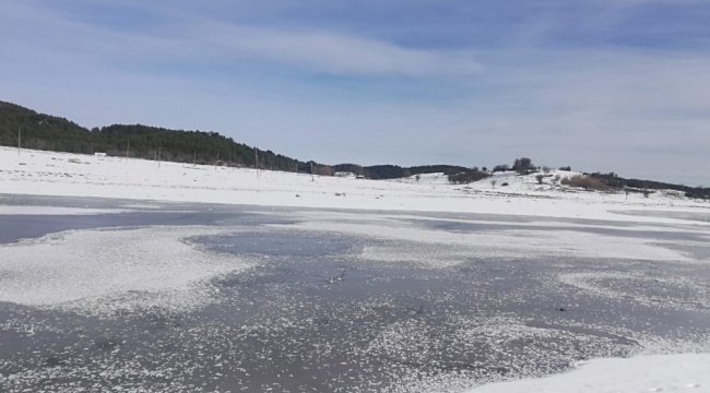 Sıcaklıklar eksiye düşünce Süleymanlı Gölü buz tuttu