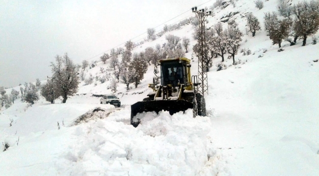 Siirt'te kar yağışı nedeniyle 64 köy yolu ulaşıma kapandı