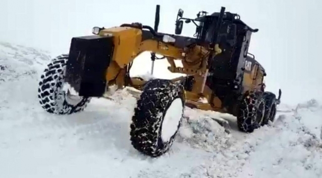 Siirt'te kardan kapanan 12 köy yolu ulaşıma açıldı