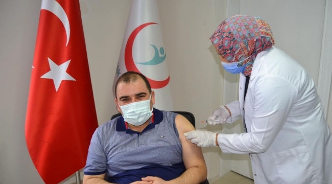 Simav'da sağlık çalışanlarına aşı uygulaması başladı