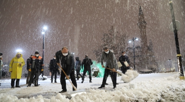 Sivas Valisi ve Belediye Başkanı tarihi kent meydanında kar küredi