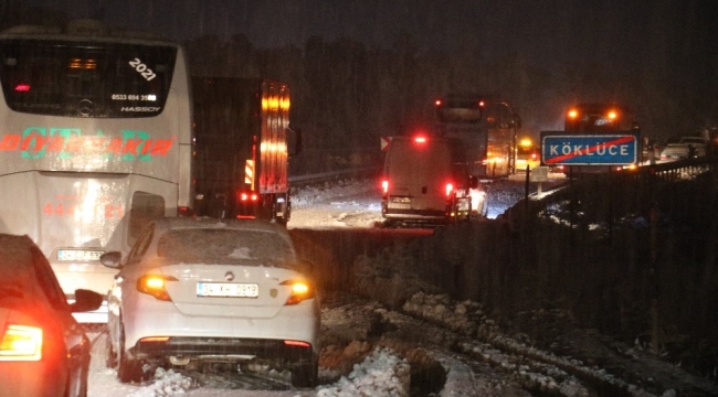 Sivas'ta yoğun kar yağışı ulaşımı aksattı
