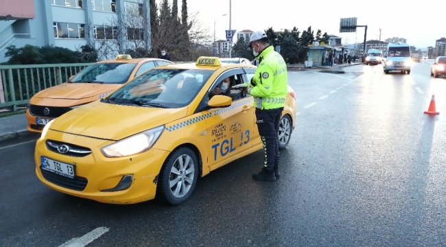 Trafik polislerinden toplu taşıma araçlarında Covid denetimi