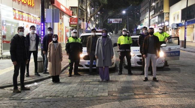 TÜGVA'lı gençlerden görev başındaki polislere destek ziyareti