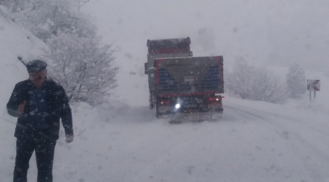 Tunceli'de iki ilçe arasındaki yol kar yağışı nedeniyle ulaşıma kapatıldı