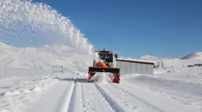 Tunceli'de karla kaplanan köy yolları için ekipler görevde