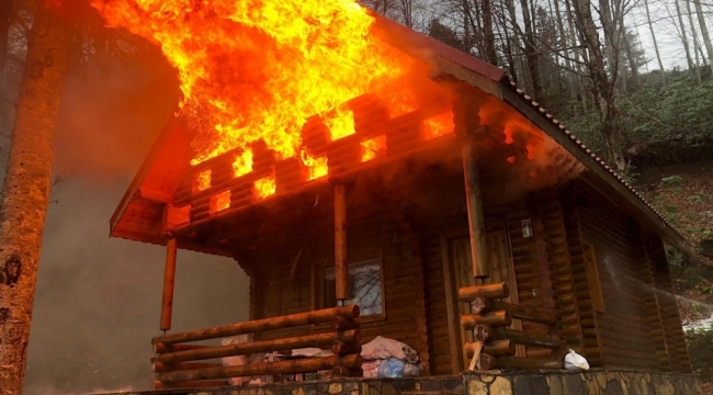 Turizm parkındaki bungalov ev alev alev yandı
