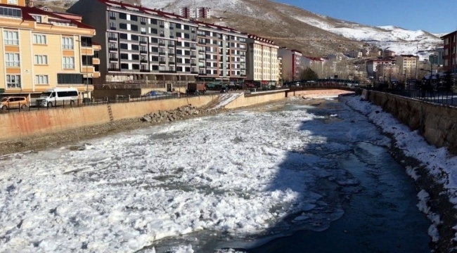 Türkiye'nin en hızlı akan nehri olan Çoruh buz tuttu