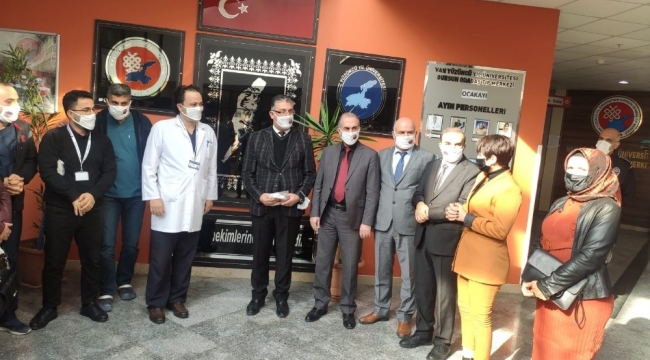 Tuşba Maske Üretim Merkezinden YYÜ'ye maske desteği