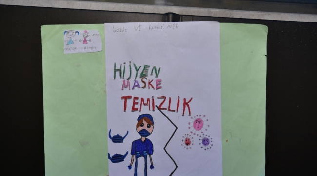 Tuzla'da 2 kardeş okulların açılması için bilboardlara kendi yaptıkları afişleri astı