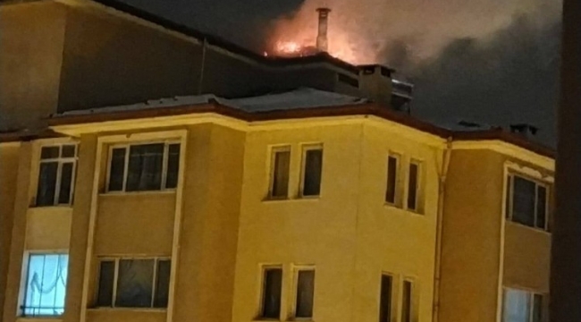 Tuzluca'da bir apartmanın çatısında çıkan yangın paniğe neden oldu