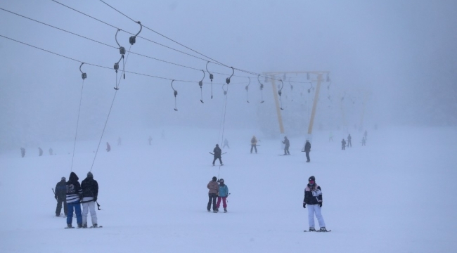 Uludağ'da sis ve tipi kayakçıları durduramadı