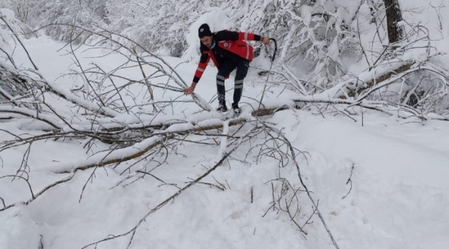 UMKE ekiplerinin 1,5 metrelik karda zorlu mücadelesi
