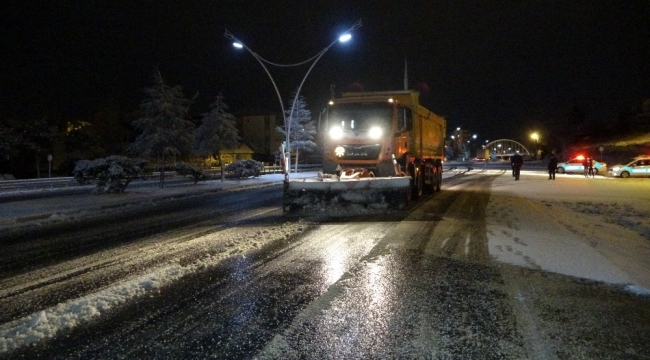 Uşak'ta kar yağışı trafiği olumsuz etkiledi