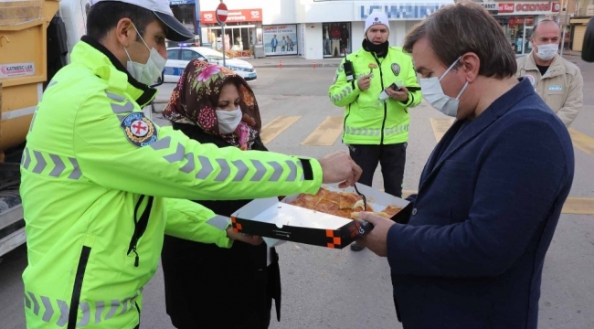 Vali Aydoğdu'dan polislere börek ikramı