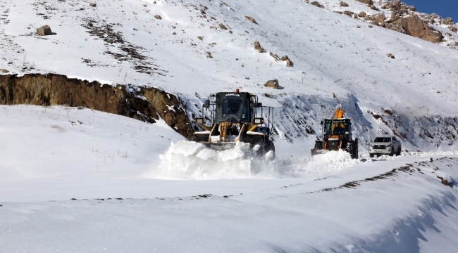 Van Büyükşehir Belediyesinden karla mücadele çalışması