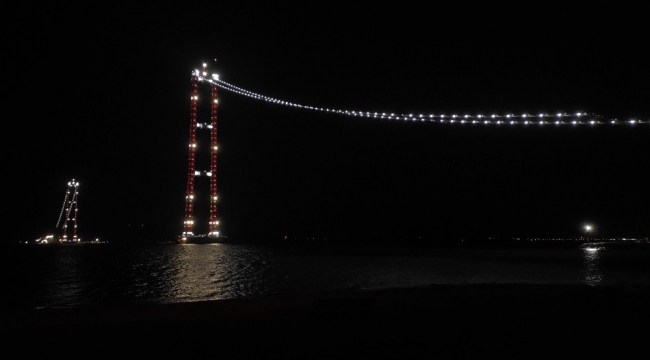 Yeni yılın ilk dakikalarında 1915 Çanakkale Köprüsü ışıl ışıl