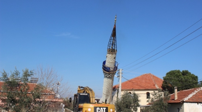 Yıldırım düşmesi ile hasar gören minare yıkıldı