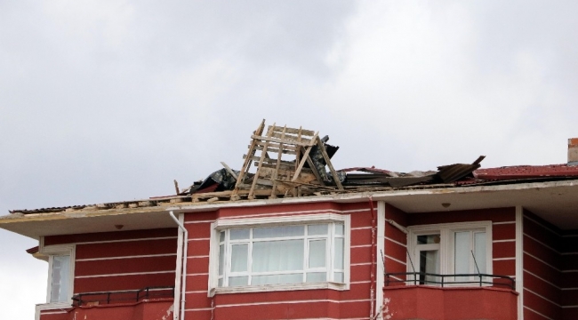 Yozgat'ta şiddetli rüzgar bir apartmanın çatısına zarar verdi