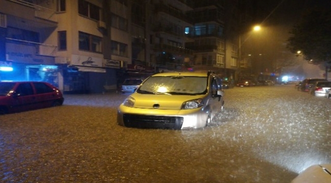 İzmir'i sel vurdu: Dereler taştı, araçlar sular altında kaldı