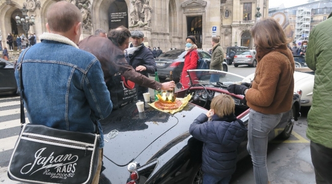 Paris'te 700 klasik araba, geleneksel sokak turuna çıktı