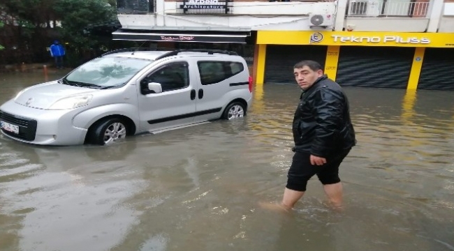 Sel İzmir'i vurdu vatandaş ve esnaf çaresiz