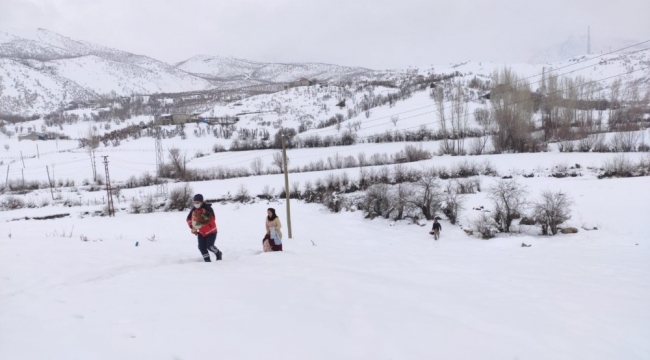 Siirt'te kar yolları kapattı, UMKE ekipler 1 yaşındaki bebek için seferber oldu
