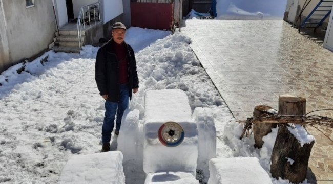 Sivaslı çiftçinin kardan yaptığı traktör görünümüyle dikkat çekti