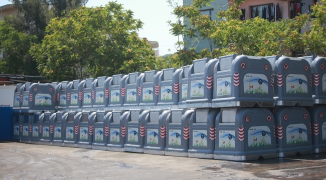 Karabağlar'da yeni çöp konteynerlerin dağıtımı sürüyor