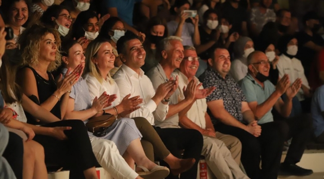 Aziz Nesin Kabare'ye Menderes'te Yoğun İlgi