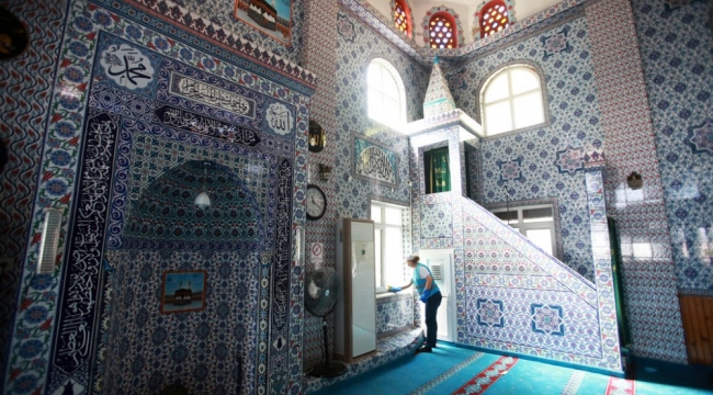 Karabağlar'da camilere bayram temizliği