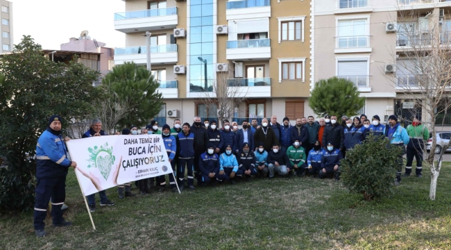  Buca'nın emekçileri soğuk havaya rağmen kenti köşe bucak temizliyor