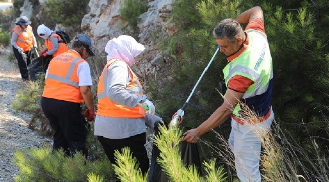 Bodrum, araçlardan atılan çöplerden arındırılıyor