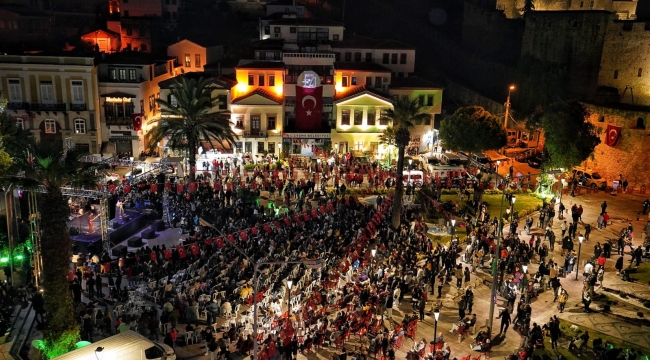 Çeşme'de Cumhuriyet coşkusu Suavi ile meydanlara taşacak