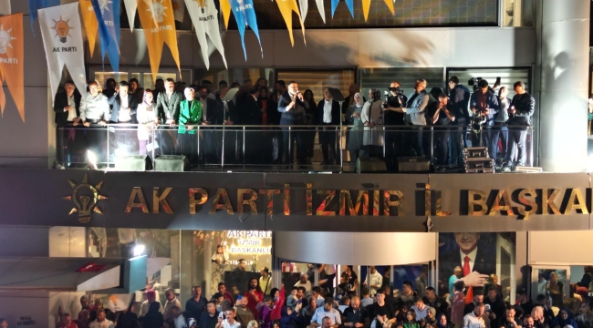 AK PARTİ İZMİR İL BİNASINDA BÜYÜK KUTLAMA